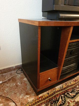 Mesa TV y equipo música Philips con ruedas