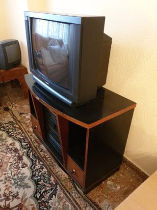 Mesa TV y equipo música Philips con ruedas