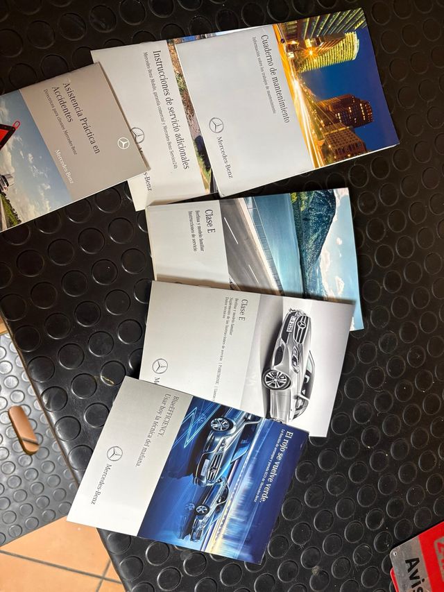 Manuali e cartelle per libri Mercedes Benz Classe E