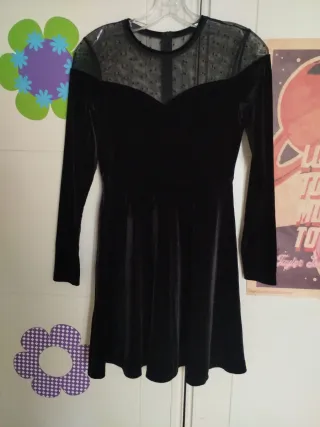 Vestido negro de terciopelo con transparencias. 