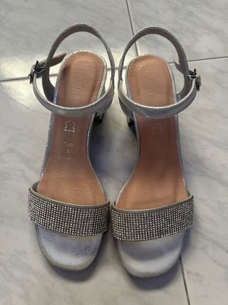 Tacones plateados con pedrería
