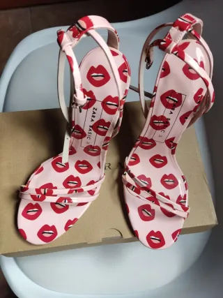 Sandalias Zara Tacón Estampado Labios Talla 37