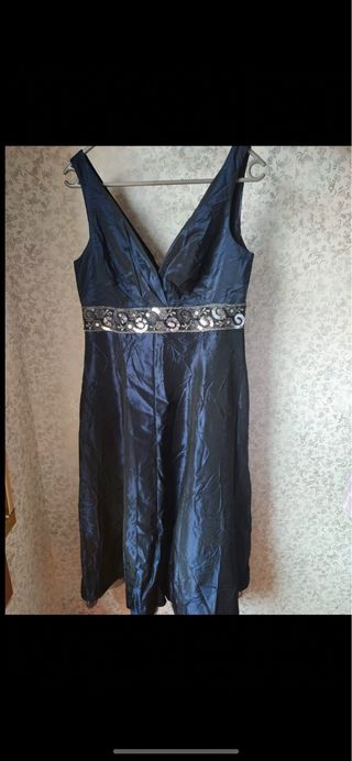 Vestido de fiesta azul con detalles plateados