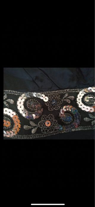 Vestido de fiesta azul con detalles plateados