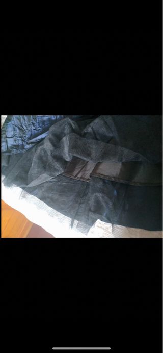 Vestido de fiesta azul con detalles plateados