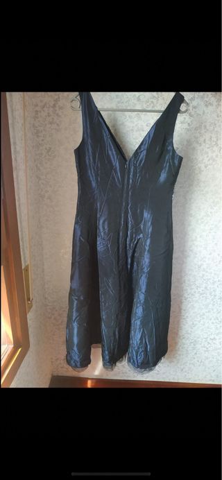 Vestido de fiesta azul con detalles plateados