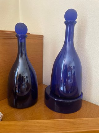 Bottiglie e ciotola in vetro blu