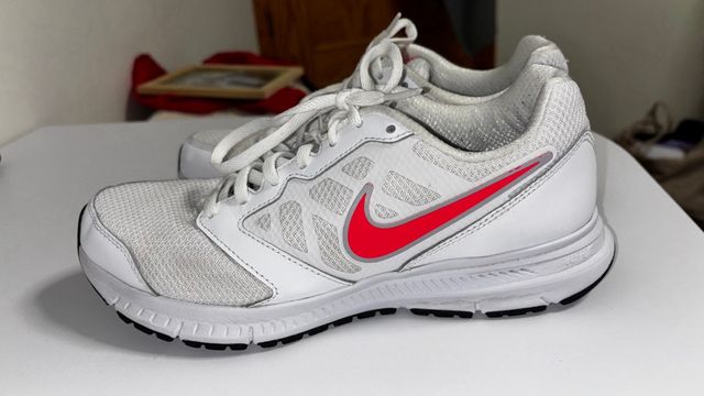 Zapatillas Nike Blancas y Rojas