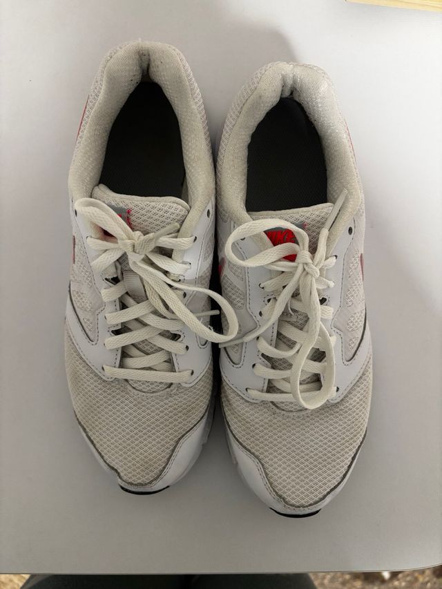 Zapatillas Nike Blancas y Rojas