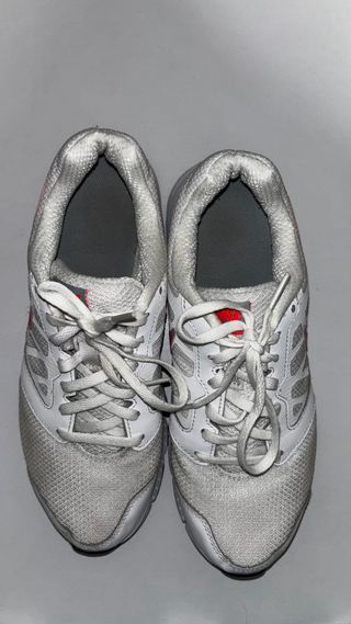 Zapatillas Nike Blancas y Rojas