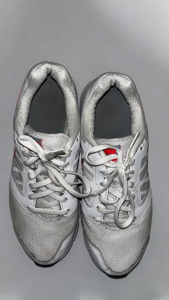 Zapatillas Nike Blancas y Rojas