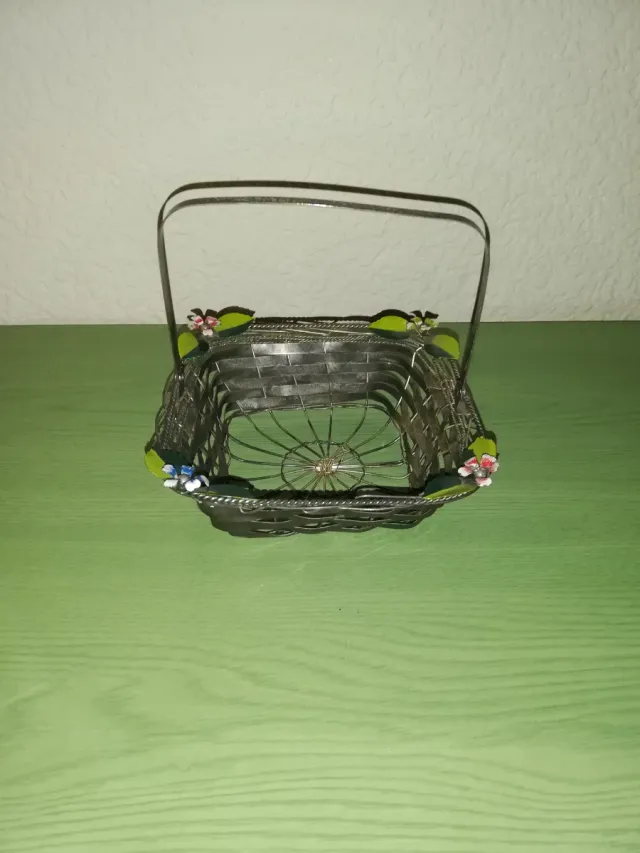 Cesta de metal decorada vintage