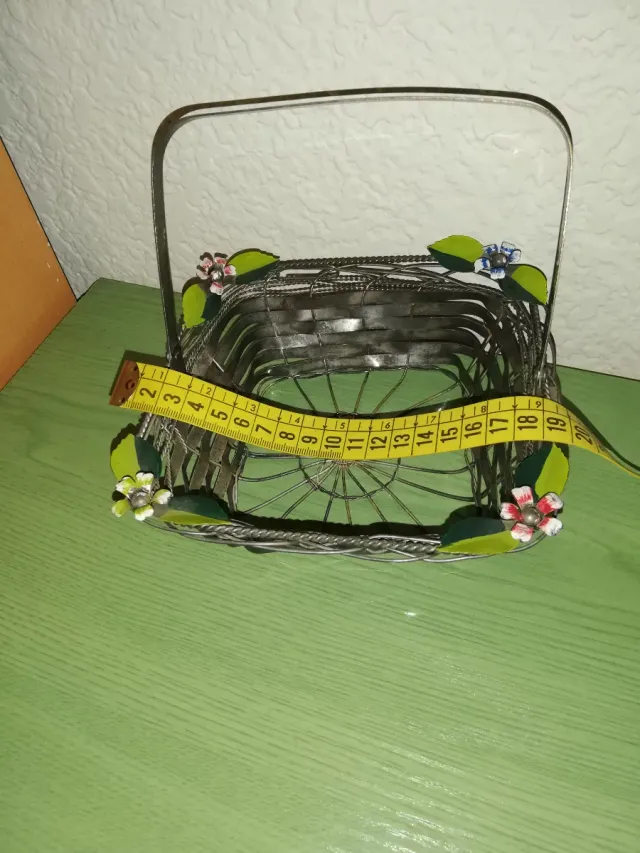 Cesta de metal decorada vintage