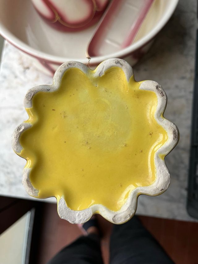 Vaso decorativo in ceramica giallo oro