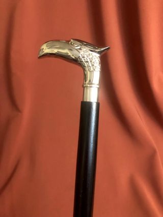 Elegante bastón con cabeza en forma de águila.