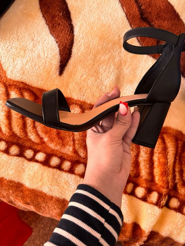 Tacones negros de tiras