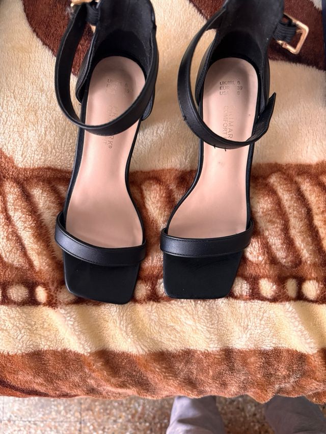 Tacones negros de tiras