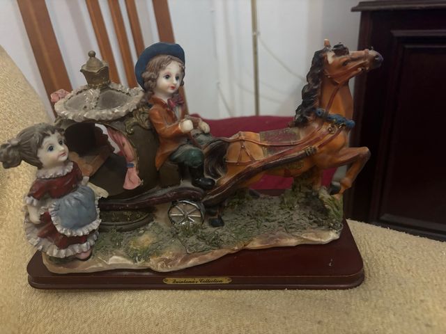 Figura cerámica niño y niña con carroza
