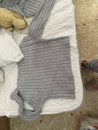 Camiseta gris de rayas manga larga