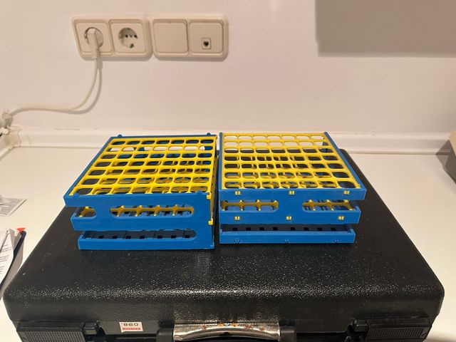 4 Gradillas de laboratorio apilables