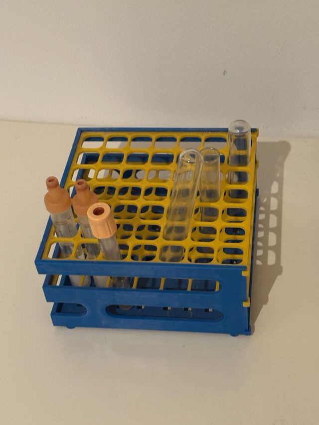 4 Gradillas de laboratorio apilables