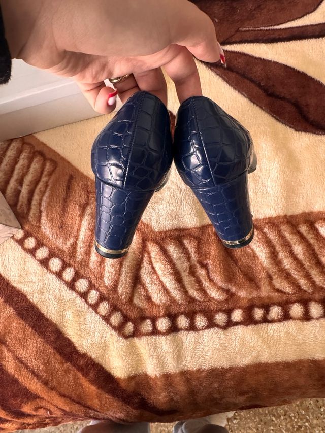 Tacones azules efecto piel de cocodrilo