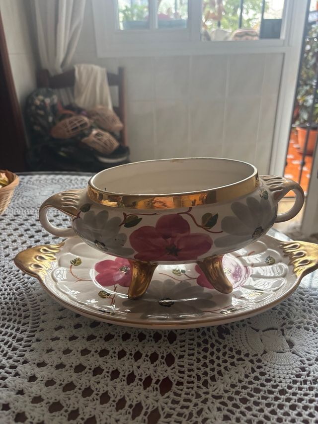 Salsera de cerámica con detalles dorados