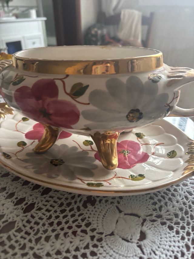 Salsera de cerámica con detalles dorados