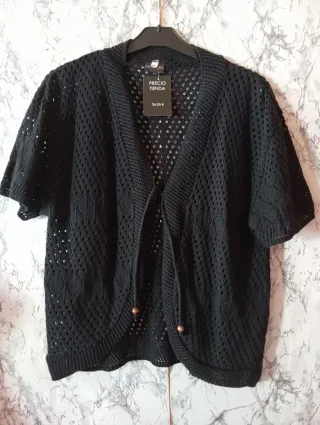 Cárdigan negro corto de punto