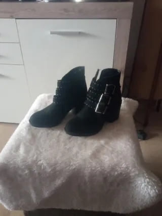 Botines negros con tachuelas y hebillas
