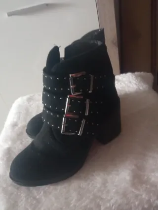 Botines negros con tachuelas y hebillas