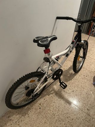 Bicicleta infantil blanca y negra
