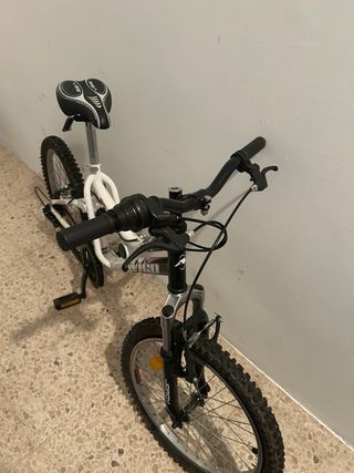 Bicicleta infantil blanca y negra