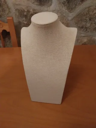 Expositor joyeria lino busto. Beige