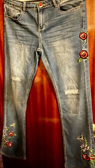 Pantalón vaquero Desigual bordado flores