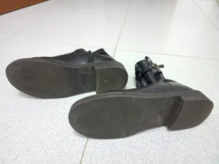 Botines negros de niña