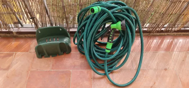 URGE POR MUDANZA Manguera de jardín con soporte
