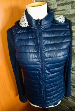 Chaleco impermeable Stradivarius.