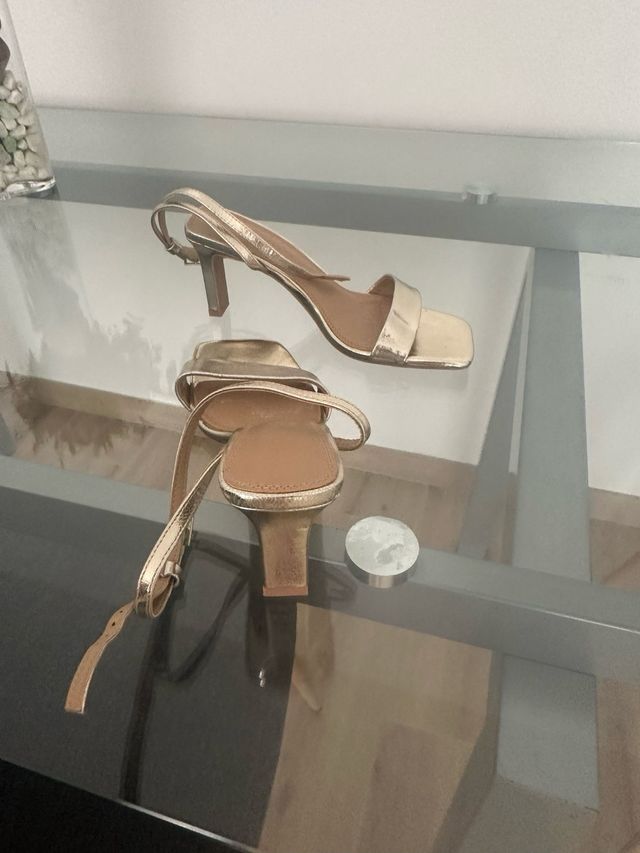 Sandalias doradas tacón bajo 1 uso