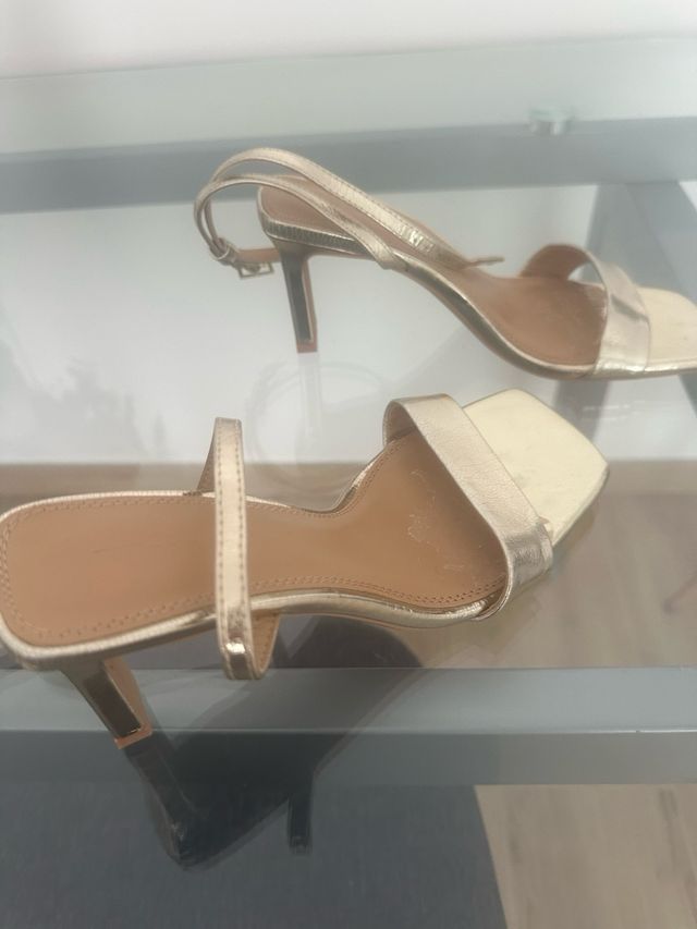 Sandalias doradas tacón bajo 1 uso