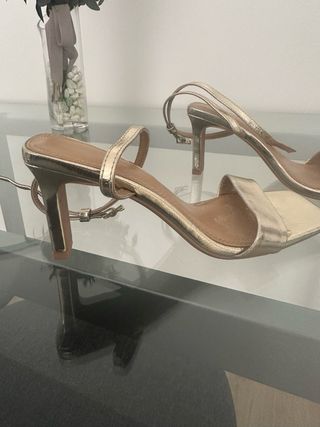Sandalias doradas tacón bajo 1 uso