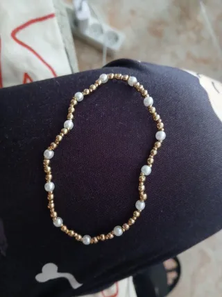 Dos pulseras doradas y grises