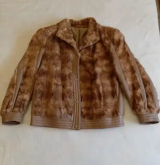 Abrigo de piel marrón y pelo de zorro.