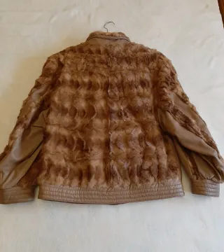 Abrigo de piel marrón y pelo de zorro.