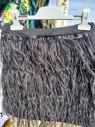 Falda mini de fiesta con plumas