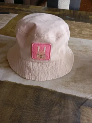 Gorro rosa con conejo bordado