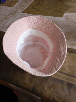 Gorro rosa con conejo bordado