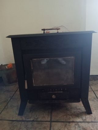Estufa de leña negra