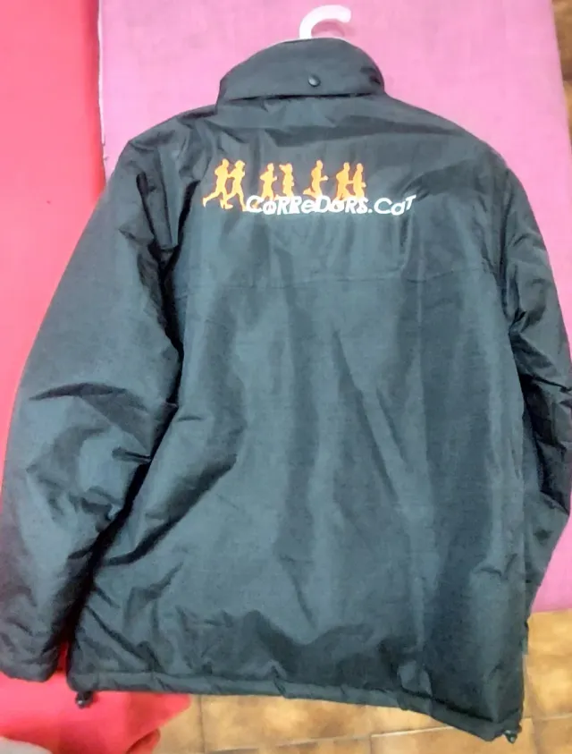 Chaqueta de invierno negra y naranja