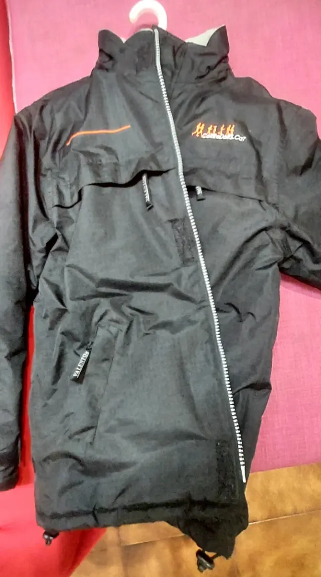 Chaqueta de invierno negra y naranja